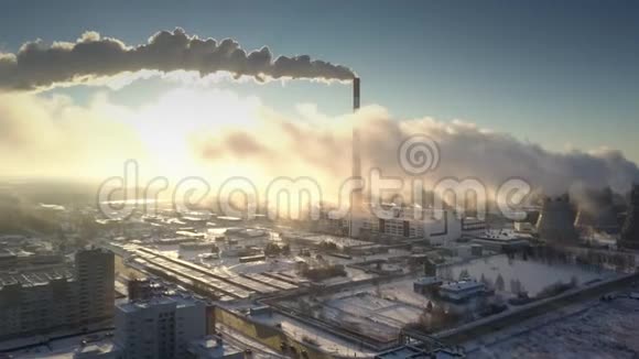 日出时鸟瞰从管道吹出的灰色烟雾视频的预览图