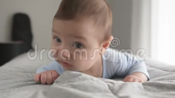 三个月大的可爱男婴趴在肚子上视频的预览图