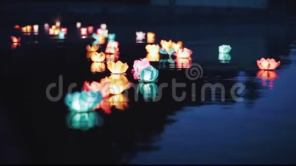 自来水手电筒夜晚水上灯笼的辉光浪漫的夜晚美丽的浮水视频的预览图