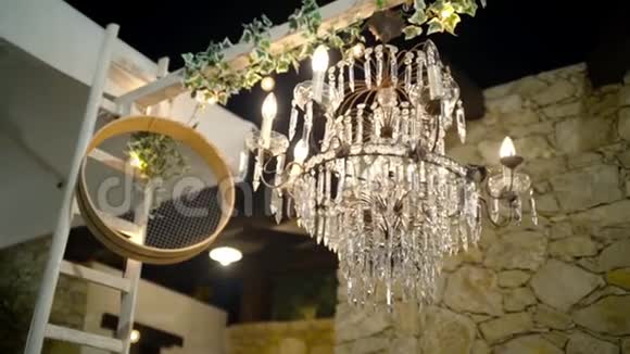 美丽的旧吊灯水晶在夜晚闪耀行动带水晶的浪漫和老式吊灯在露天闪耀视频的预览图