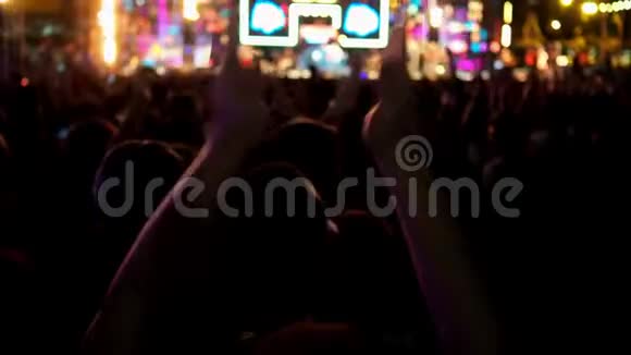 群众在音乐音乐会音乐节上举手欣赏视频的预览图