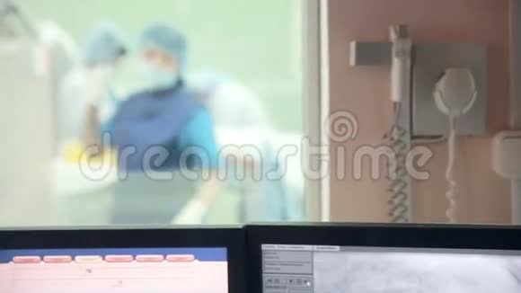 无法辨认的外科医生团队在医院手术室执行手术手术病人视频的预览图