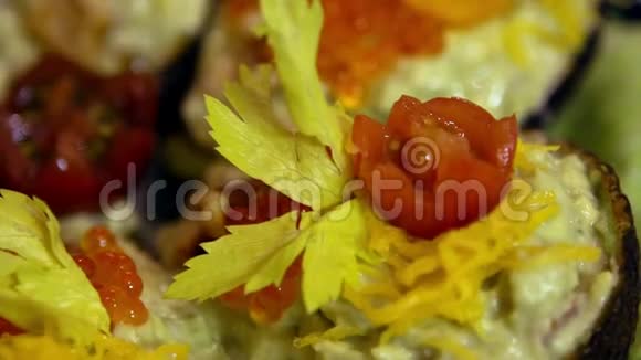 慢动作厨师准备带有鳄梨鱼子酱西红柿的异国风味菜肴视频的预览图