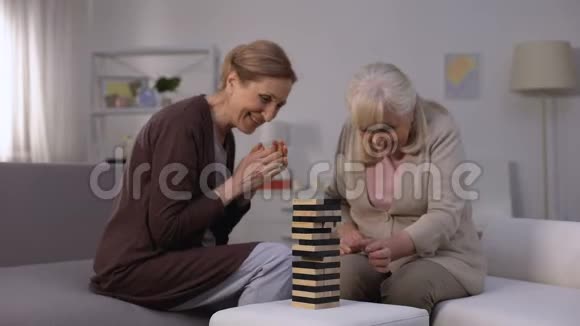 两个快乐成熟的女人在集体游戏中玩闲暇时间在养老院视频的预览图