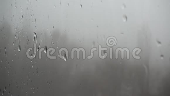 雨滴在窗户上的视频视频的预览图