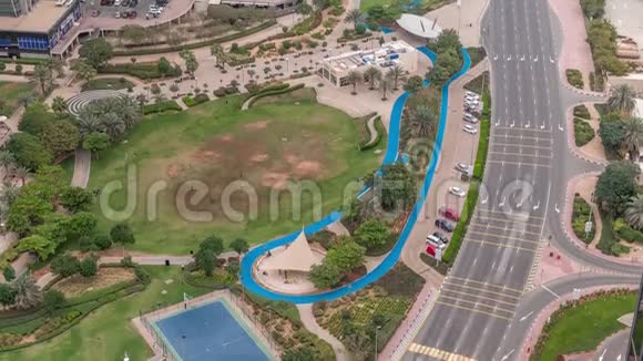 在迪拜一个受欢迎的住宅区JumeirahLakesTimelapse的一个景观公园视频的预览图