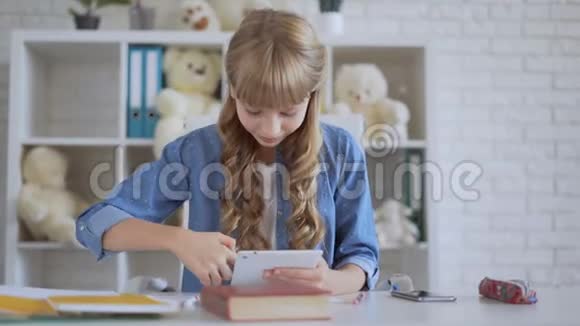 10岁的女孩在平板电脑上看视频视频的预览图