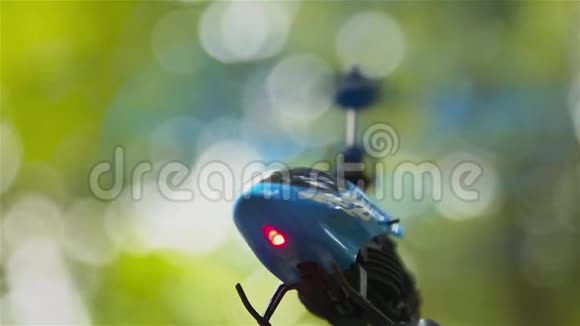 小型玩具直升机在森林户外盘旋在空中视频的预览图