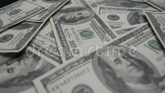 4K美元银行纸币作为背景美国美元的钞票数到一百美元乔治W的肖像视频的预览图