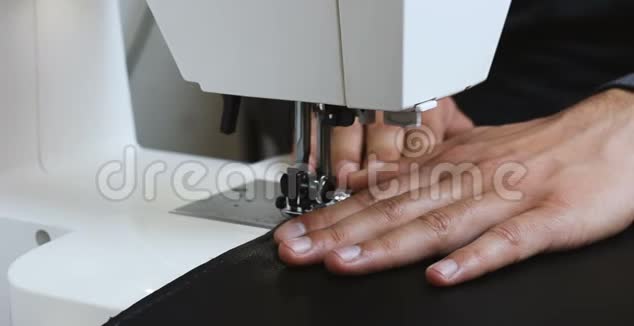 男裁缝工手拿皮革后缝纫机视频的预览图