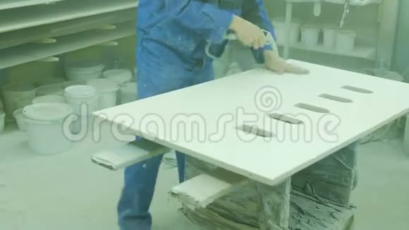 工人在油漆前在一张胶合板上除尘木制家具生产工厂视频的预览图