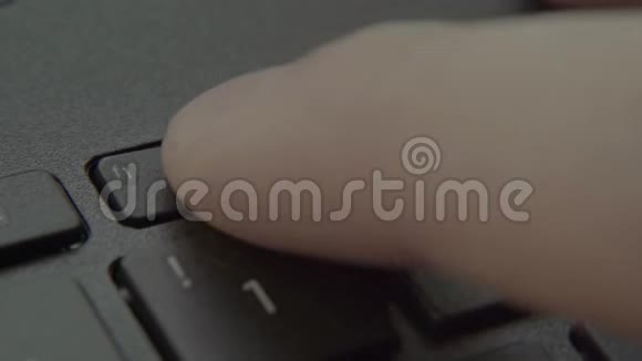 手指按下按钮吗键盘上声音视频的预览图