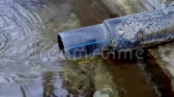 水从管道里倒出来暴雨排水管无法应付水量特写侧视视频的预览图
