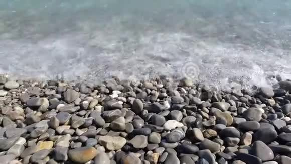 慢动作接近清晰的绿松石蓝色波浪撞击法国尼斯著名的卵石海滩地中海视频的预览图