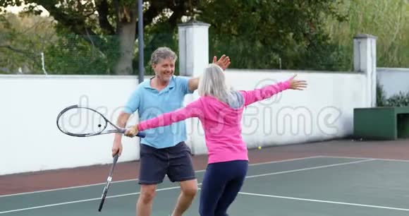 4k网球场上的情侣拥抱视频的预览图