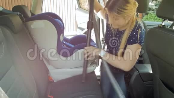 4K女司机用吸尘器清洁汽车的特写视频视频的预览图
