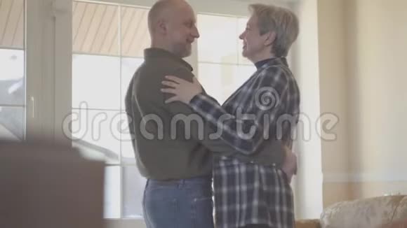 恋爱中的成熟情侣在室内慢舞家庭关系视频的预览图