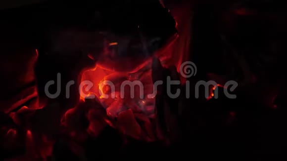 红火在黑暗中燃烧木材灰烬在火中特写布拉齐尔热煤视频的预览图