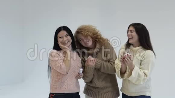 一群不同世代的妇女204050年友好友好的女孩笑慢动作视频的预览图
