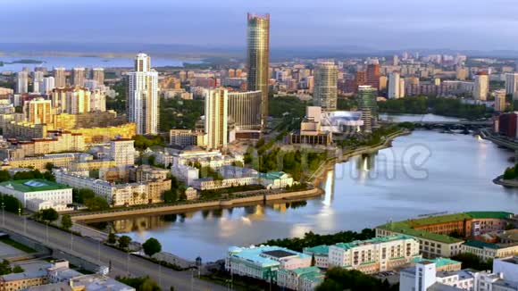 俄罗斯叶卡捷琳堡鸟瞰城市与伊塞特塔和河堤库存录像医生视频的预览图