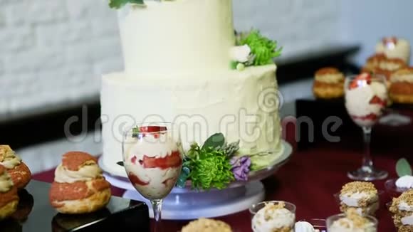 鲜花装饰的大白糕全景视频的预览图