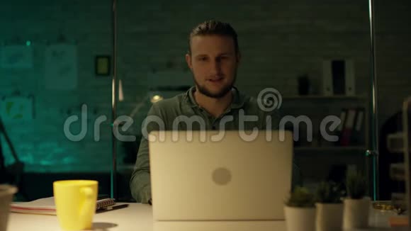 深夜在私人办公室有效的商人在笔记本电脑上工作他在国际上取得了成功视频的预览图