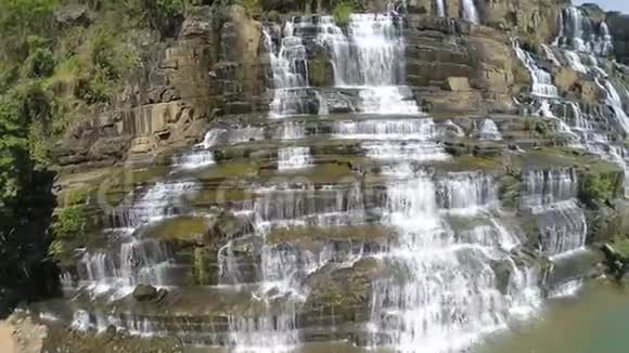 惊人的Pongour瀑布是著名的和最美丽的秋天在越南离达拉特市不远的地方估计有50公里Dalat视频的预览图