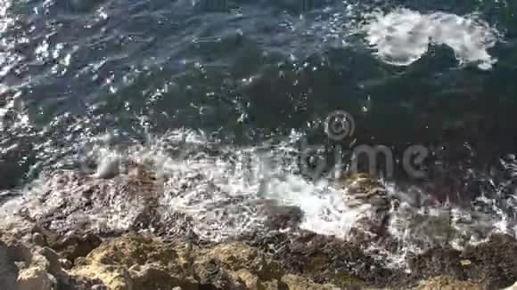 波浪冲刷岩石视频的预览图