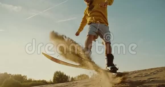 在沙漠中跳跃的前冲浪者视频的预览图