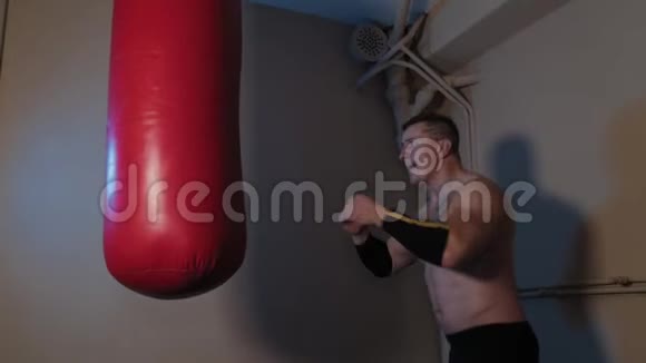 男拳击手在训练前弯曲手臂视频的预览图
