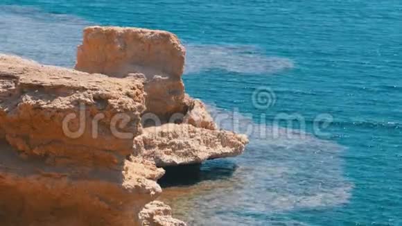 埃及海滩上的红海岩石度假酒店的良好背景视频的预览图