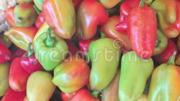 新鲜蔬菜辣椒和西红柿在当地食品市场上出售视频的预览图
