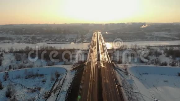 河上的公路桥在冬天靠在傍晚的城市4K视频的预览图