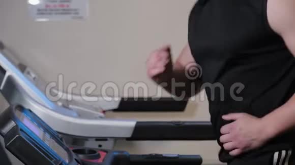 在跑步机上进行职业运动员训练视频的预览图
