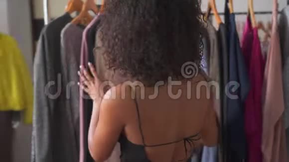 女人在服装店购物视频的预览图