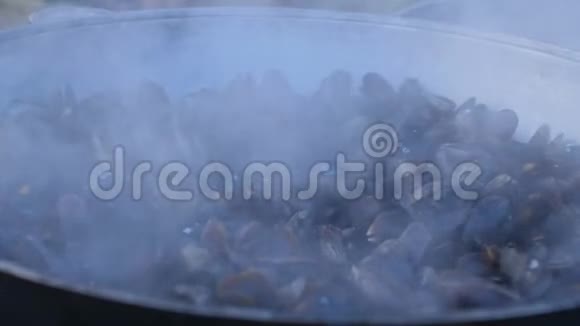 在一个大锅里煮贻贝做街头食品视频的预览图