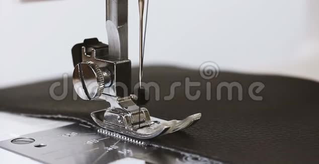 缝纫机缝制革织物时针的慢速运动视频的预览图
