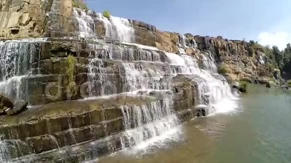 惊人的Pongour瀑布是著名的和最美丽的秋天在越南距离达拉特市不远估计50公里Dalat视频的预览图