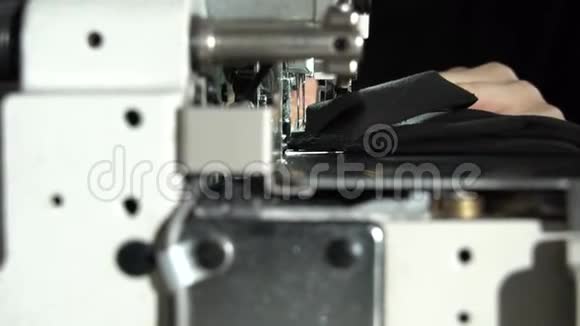 在缝纫机上裁剪慢动作关闭视频的预览图