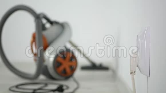 人插件电器插座的吸尘器以清洁地板从办公室视频的预览图