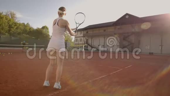 网球运动员到达击球手女网球运动员伸手在球场上打网球视频的预览图