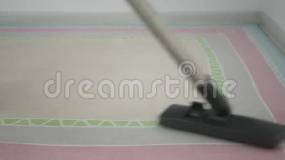 用吸尘器把家里的地毯上的灰尘清理干净视频的预览图