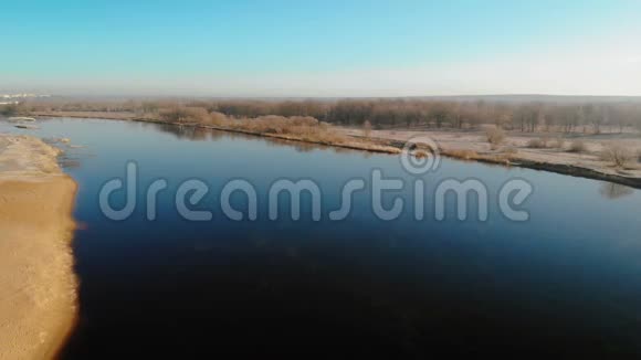在柔和的春天阳光下满流的通航河流空中射击视频的预览图