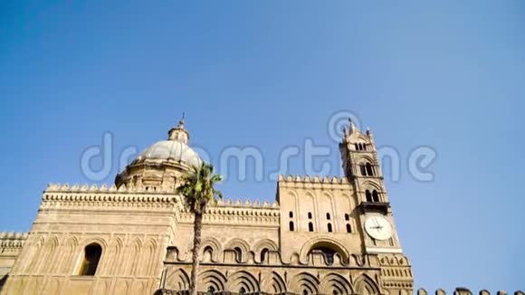 美丽的历史建筑在南欧风格的建筑行动旧大教堂到钟楼和穹顶视频的预览图