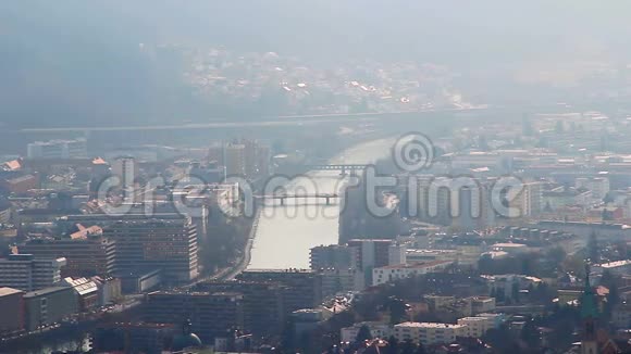 大城市的城市景观烟雾生态问题视频的预览图