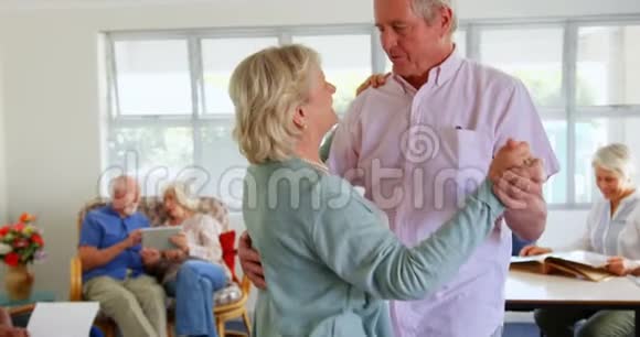 活跃的高加索老夫妇在疗养院跳舞的侧视4k视频的预览图