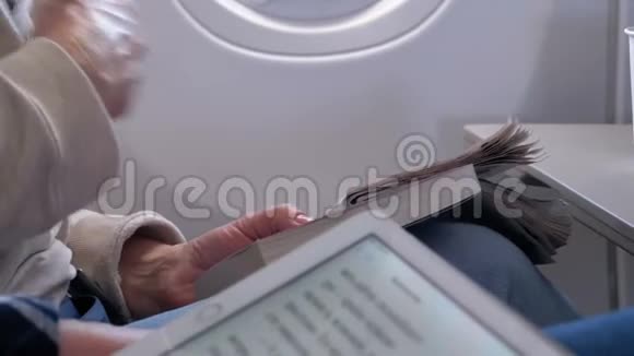 乘客在飞行过程中阅读和解决填字游戏视频的预览图