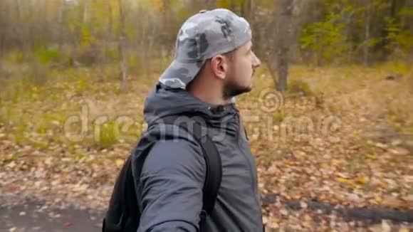 戴帽子的人走过秋天的森林慢动作不错的地方一人视频的预览图