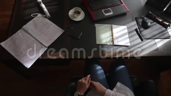 女人在桌子上翻阅笔记本物品躺着视频的预览图