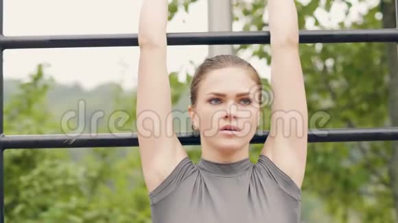 在夏季公园近距离进行面部健身女子腹肌锻炼视频的预览图